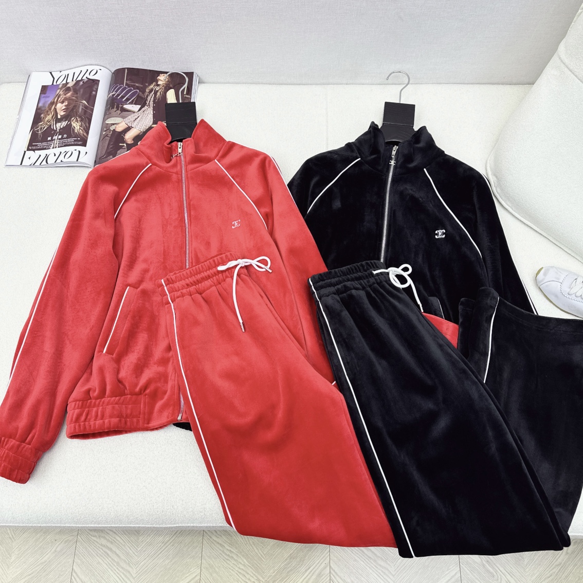 特价🉐️ 一套❗️现货齐码❗️不退不换❗️只有红色❗️CE ————秋冬最新款丝绒休闲套装 🖤休闲立领外