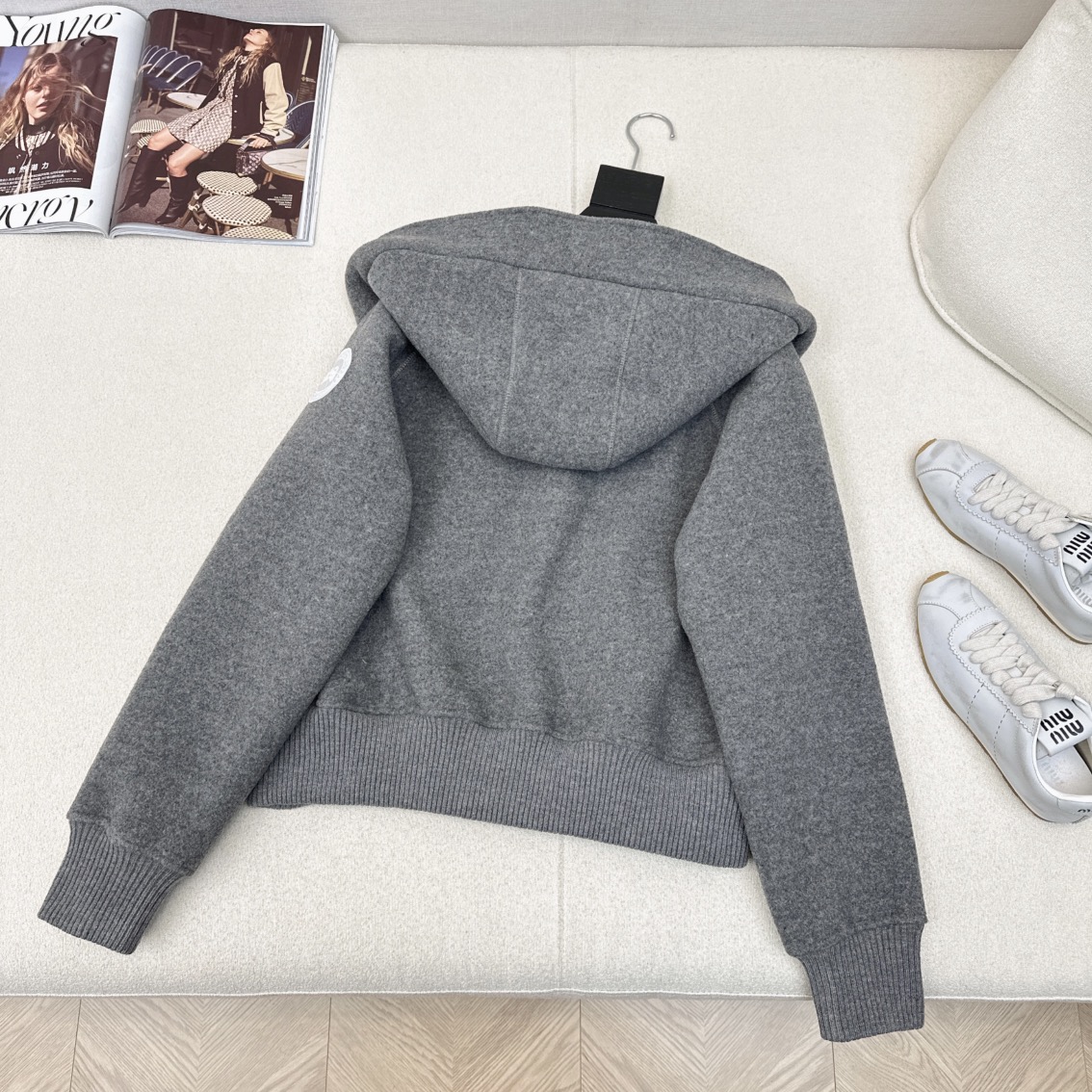“Newest Geese and Wool Coat: High-End Gray with Merad Color System” - 图片 6