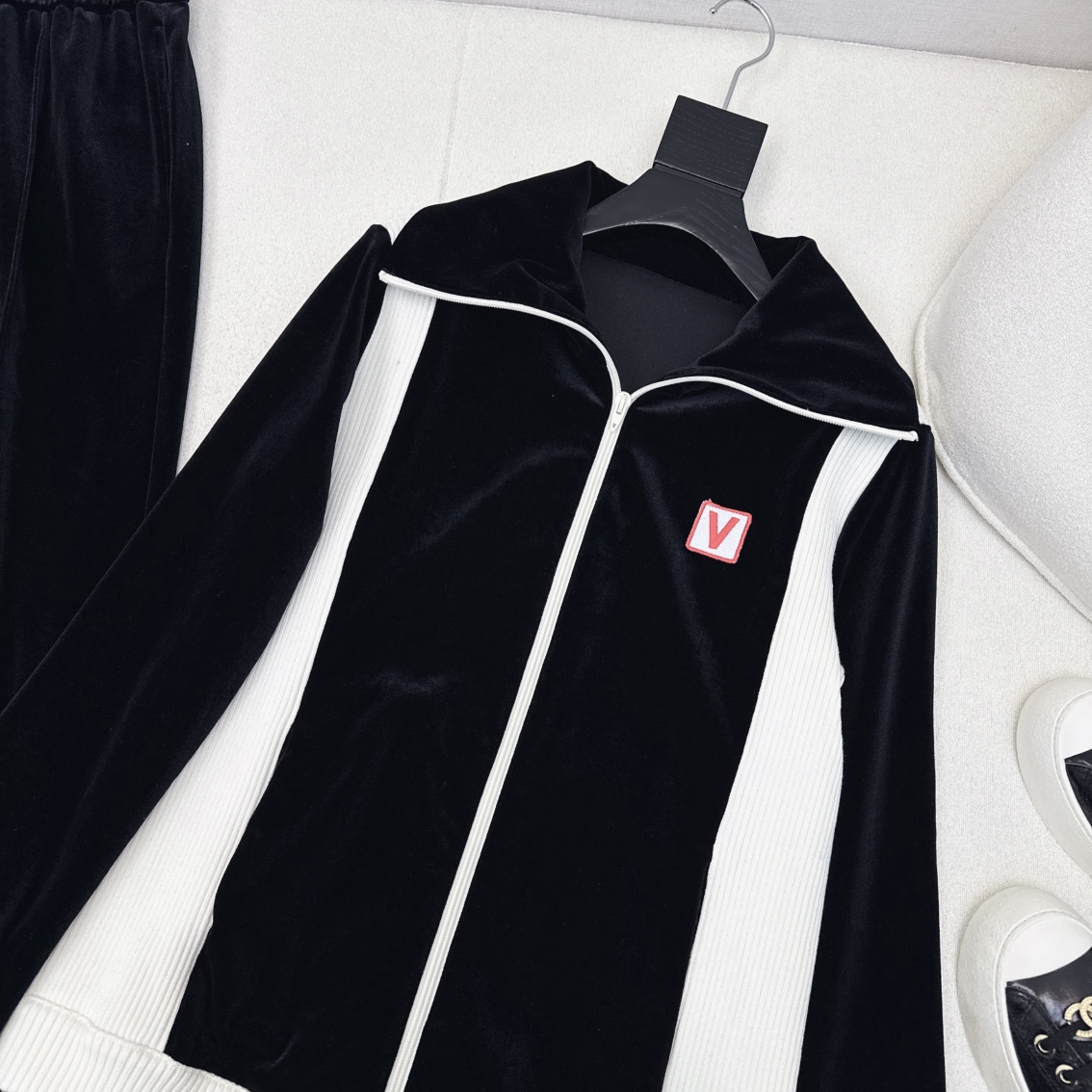 特价🉐️一套❗️现货齐码❗️不退不换❗️韩火火同款 VLTN 25Ss———早春最新款拼色丝绒套装🖤大翻