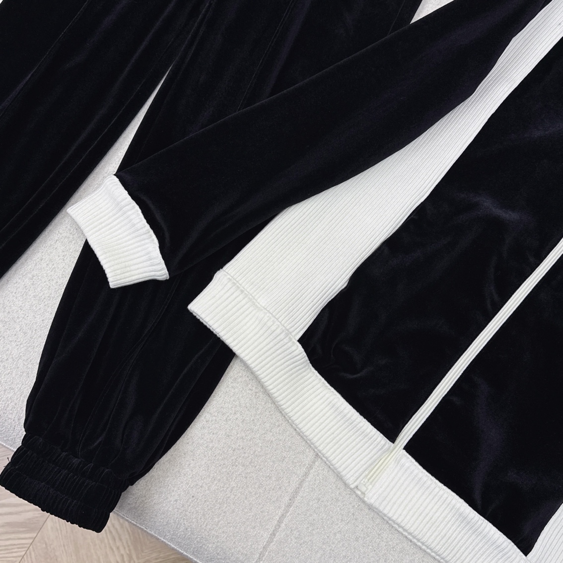 特价🉐️一套❗️现货齐码❗️不退不换❗️韩火火同款 VLTN 25Ss———早春最新款拼色丝绒套装🖤大翻