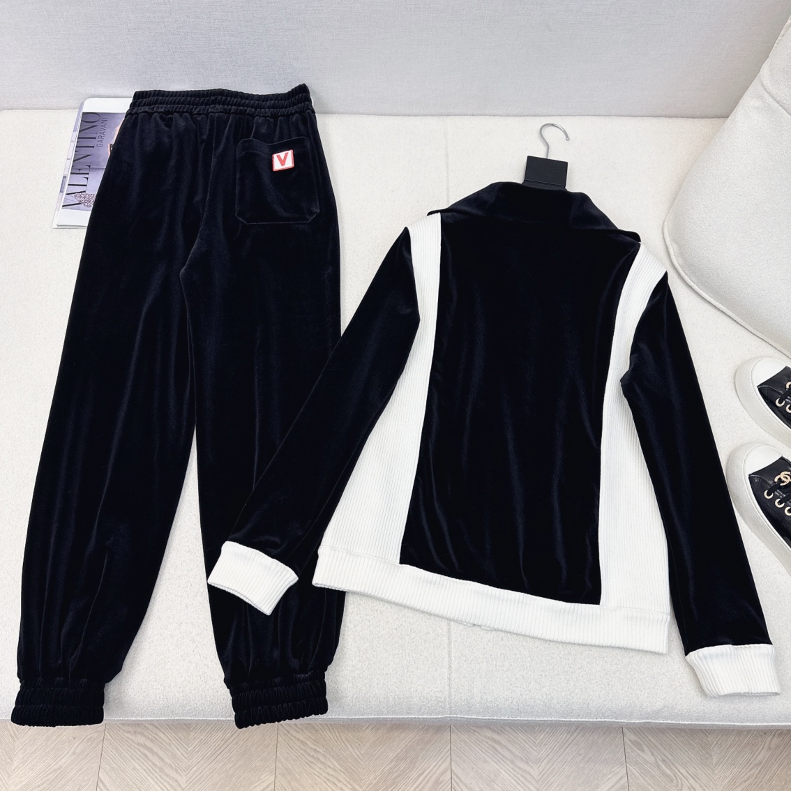 特价🉐️一套❗️现货齐码❗️不退不换❗️韩火火同款 VLTN 25Ss———早春最新款拼色丝绒套装🖤大翻