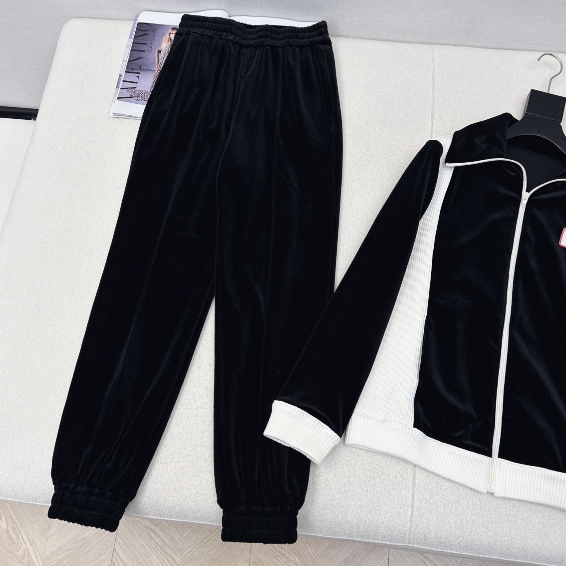 特价🉐️一套❗️现货齐码❗️不退不换❗️韩火火同款 VLTN 25Ss———早春最新款拼色丝绒套装🖤大翻