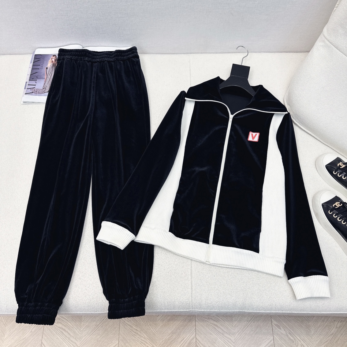 特价🉐️一套❗️现货齐码❗️不退不换❗️韩火火同款 VLTN 25Ss———早春最新款拼色丝绒套装🖤大翻