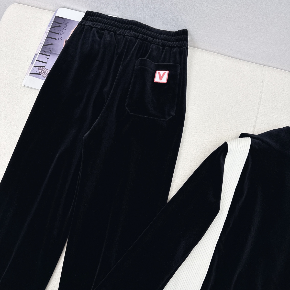 特价🉐️一套❗️现货齐码❗️不退不换❗️韩火火同款 VLTN 25Ss———早春最新款拼色丝绒套装🖤大翻