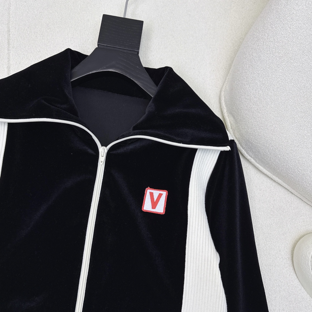 特价🉐️一套❗️现货齐码❗️不退不换❗️韩火火同款 VLTN 25Ss———早春最新款拼色丝绒套装🖤大翻