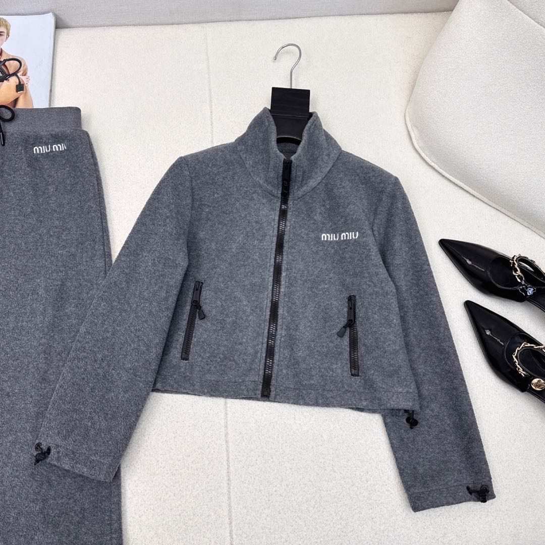 特价🉐️ 一套❗️现货齐码❗️不退不换❗️一套搭配 缪式穿搭 Miu ————秋冬最新款高级灰颗粒绒套装