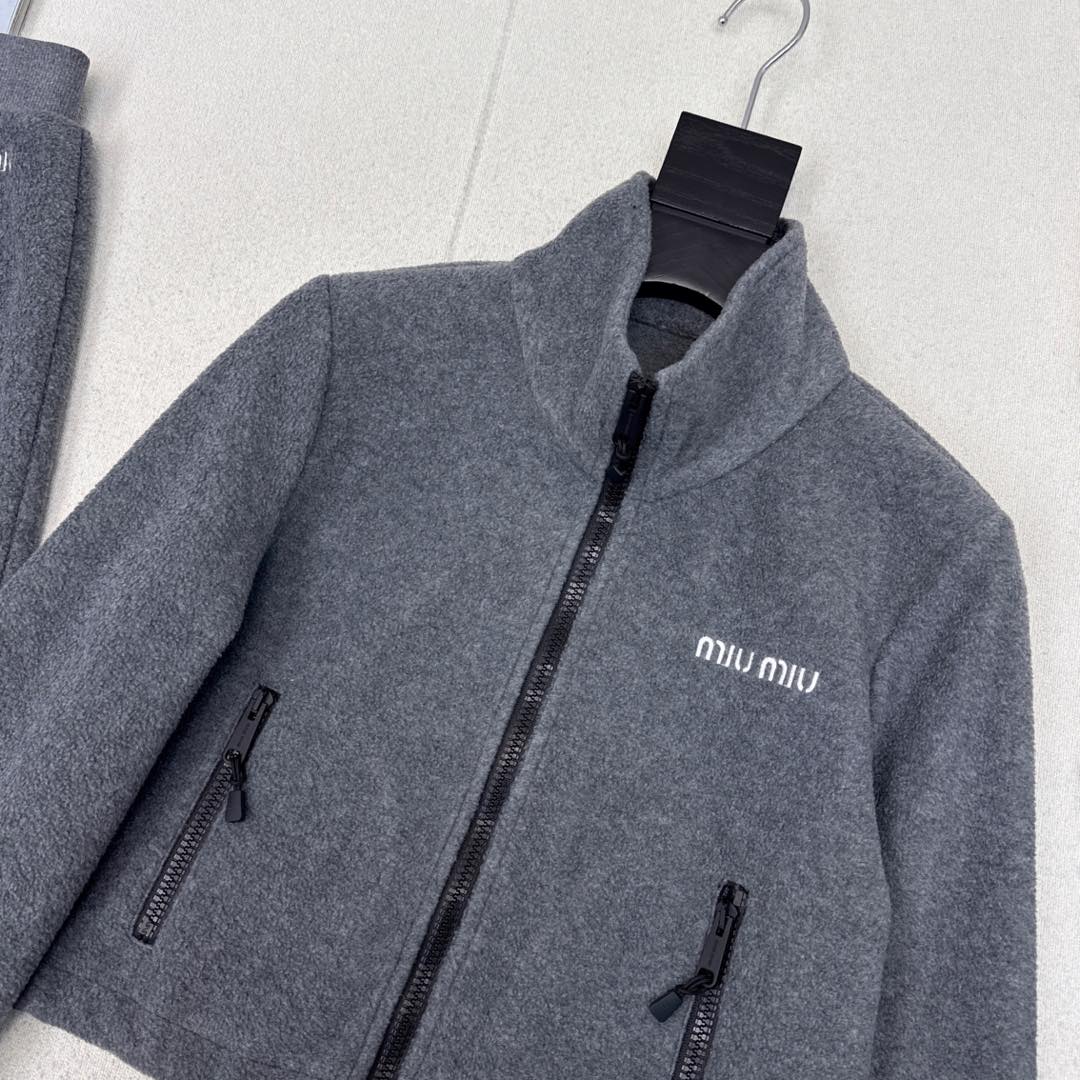 特价🉐️ 一套❗️现货齐码❗️不退不换❗️一套搭配 缪式穿搭 Miu ————秋冬最新款高级灰颗粒绒套装