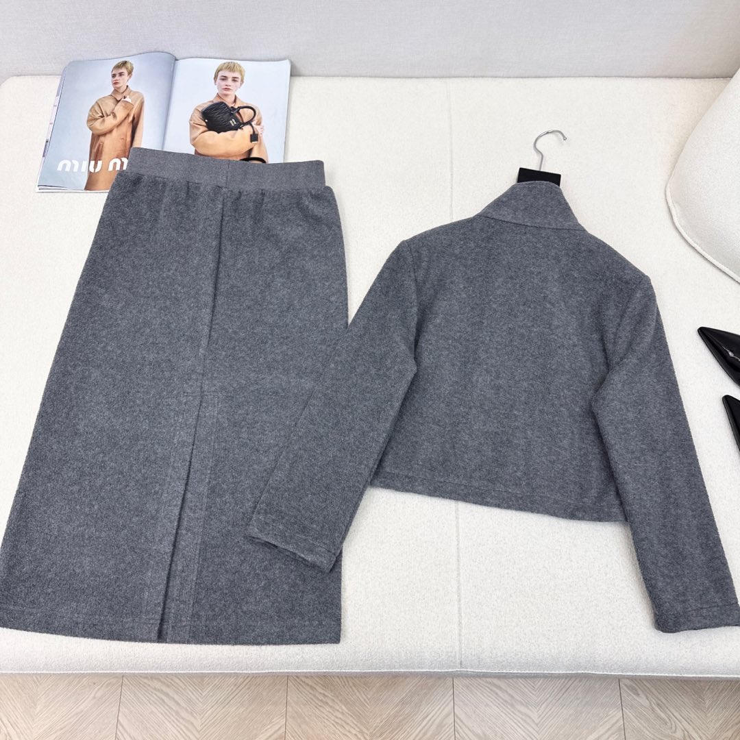 特价🉐️ 一套❗️现货齐码❗️不退不换❗️一套搭配 缪式穿搭 Miu ————秋冬最新款高级灰颗粒绒套装