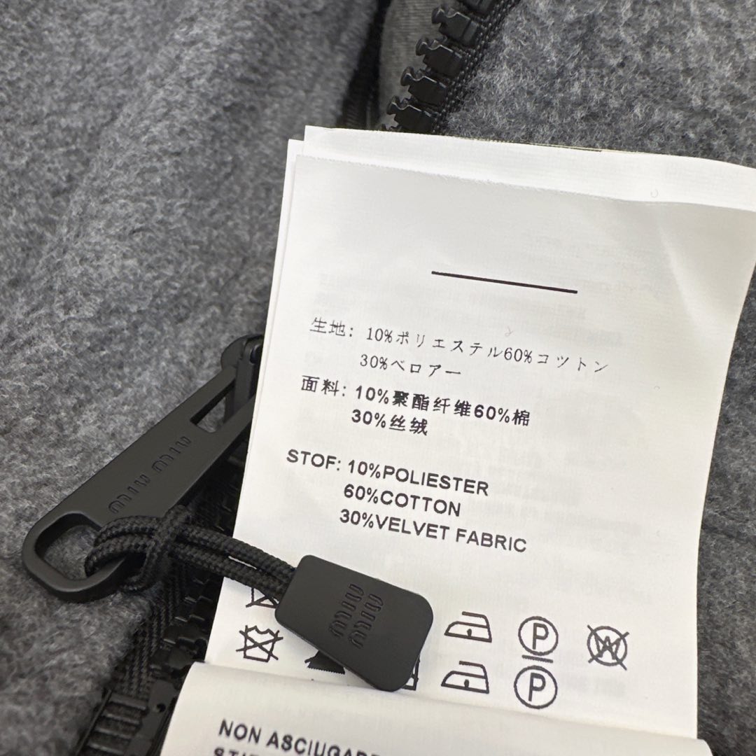 特价🉐️ 一套❗️现货齐码❗️不退不换❗️一套搭配 缪式穿搭 Miu ————秋冬最新款高级灰颗粒绒套装