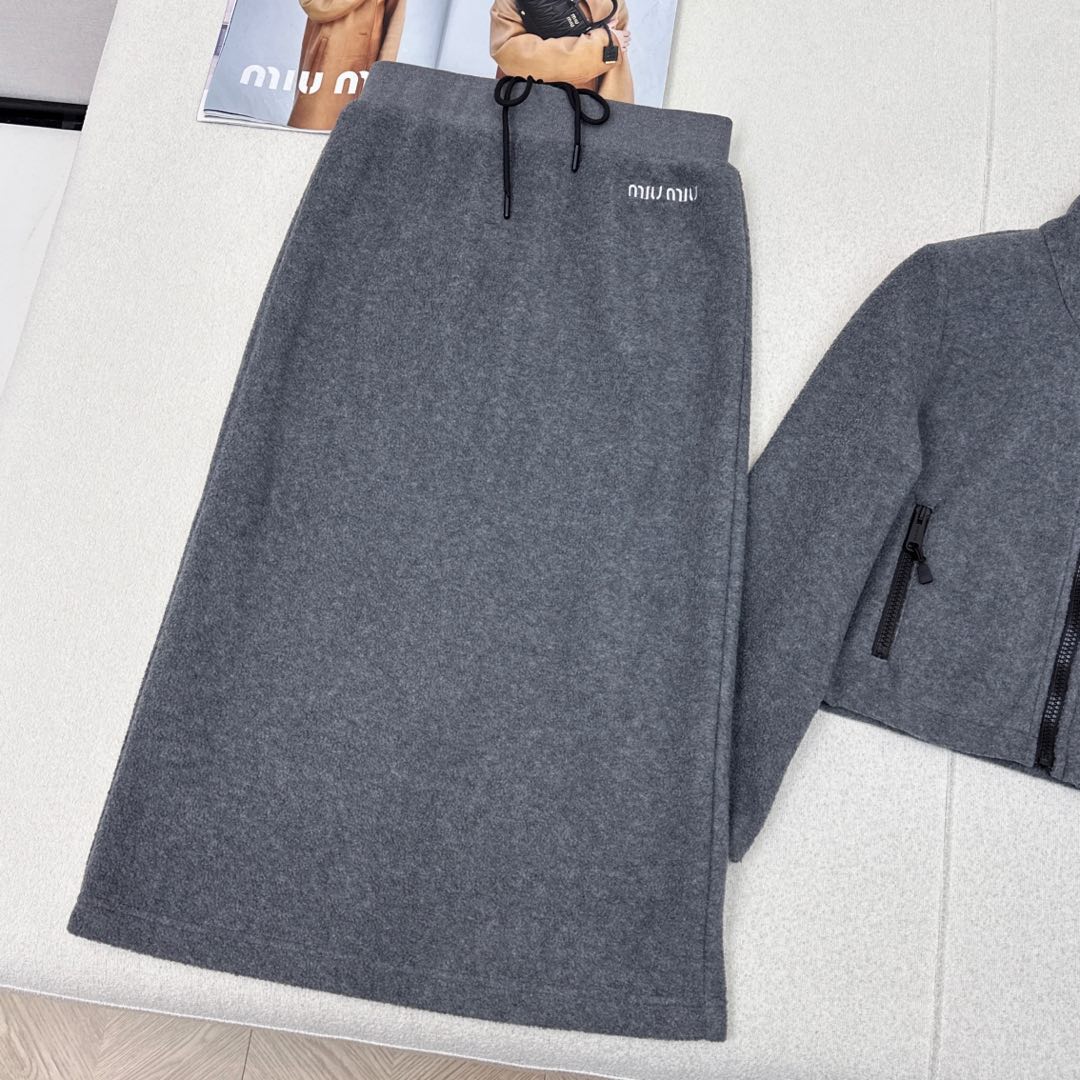 特价🉐️ 一套❗️现货齐码❗️不退不换❗️一套搭配 缪式穿搭 Miu ————秋冬最新款高级灰颗粒绒套装