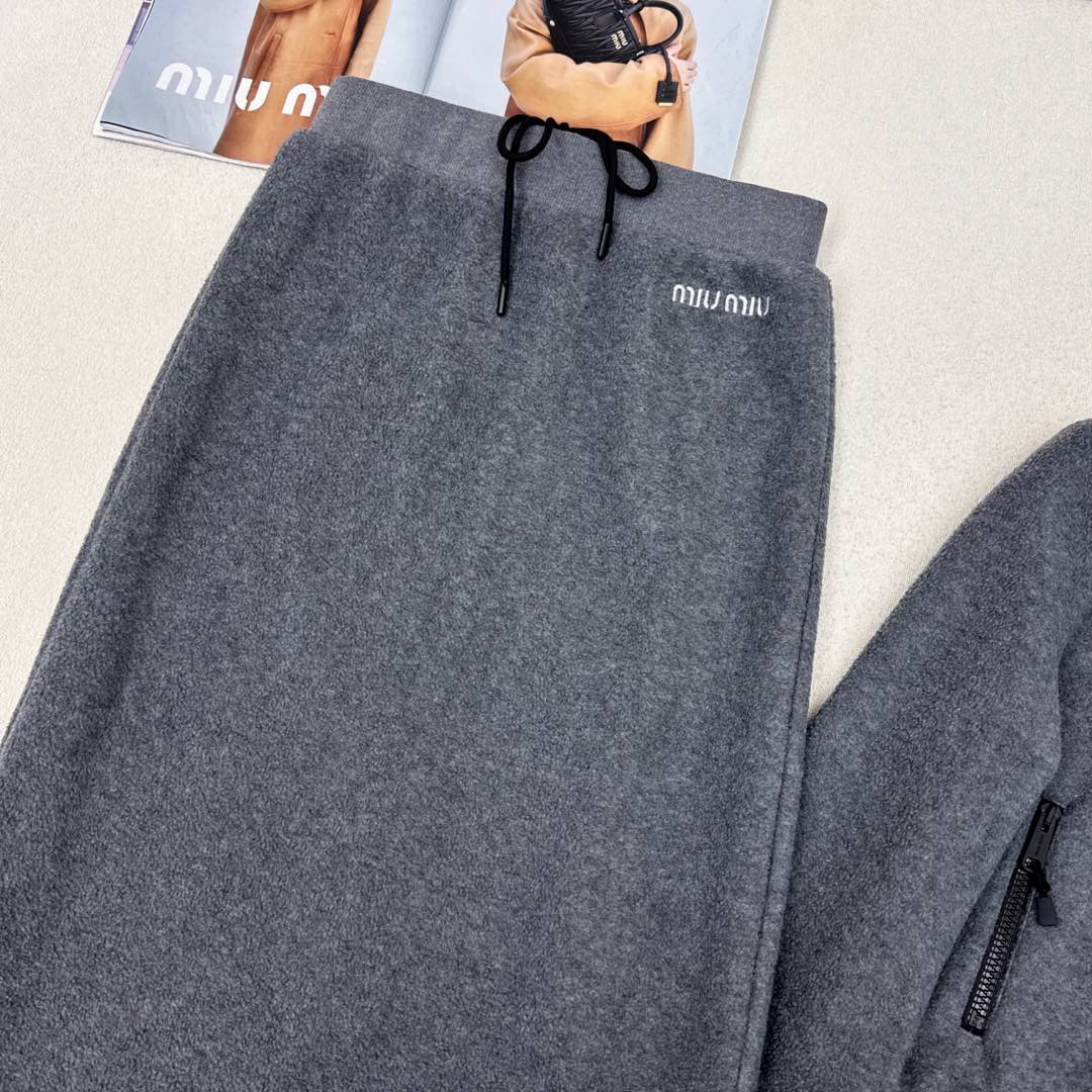 特价🉐️ 一套❗️现货齐码❗️不退不换❗️一套搭配 缪式穿搭 Miu ————秋冬最新款高级灰颗粒绒套装