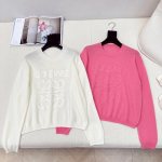Loe 24Ss lanzado exclusivamente: el último suéter tipo jersey decorado con bordado de logotipo de principios de otoño 🤍 Textura 100% lana, suave y pegajosa, llena de textura exquisita, suave pero fuerte, la parte superior del cuerpo es tridimensional y elegante. Varias faldas para reducir la edad diaria Ambos pantalones se ven bien ~~ Ahora hay dos colores a la venta sml (talla S: ancho de hombros 50, busto 114, largo 57). 1 Loe 24Ss lanzado exclusivamente: el último suéter tipo jersey decorado con bordado de logotipo de principios de otoño 🤍 Textura 100% lana, suave y pegajosa, llena de textura exquisita, suave pero fuerte, la parte superior del cuerpo es tridimensional y elegante. Varias faldas para reducir la edad diaria Ambos pantalones se ven bien ~~ Ahora hay dos colores a la venta sml (talla S: ancho de hombros 50, busto 114, largo 57).