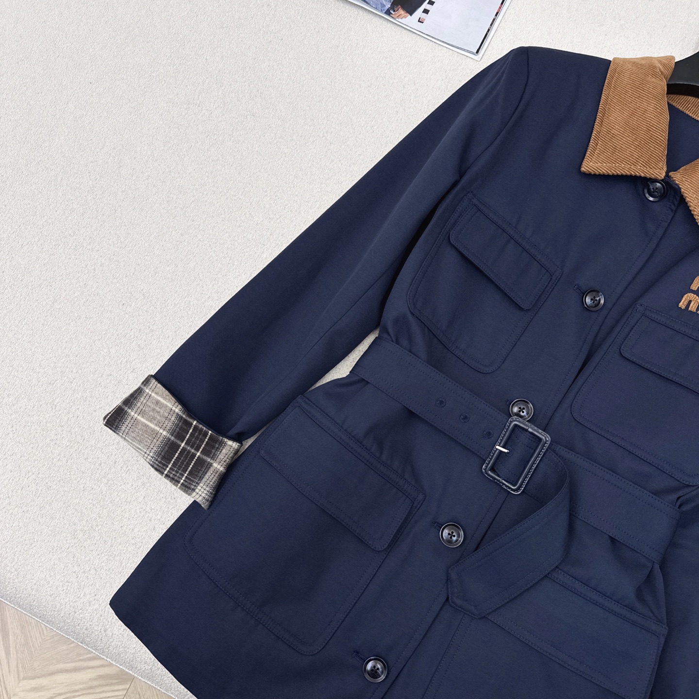 特价🉐️❗️现货齐码❗️不退不换❗️独家款 ～Miu 25Ss————早春最新款撞色灯芯绒翻领廓形风衣 