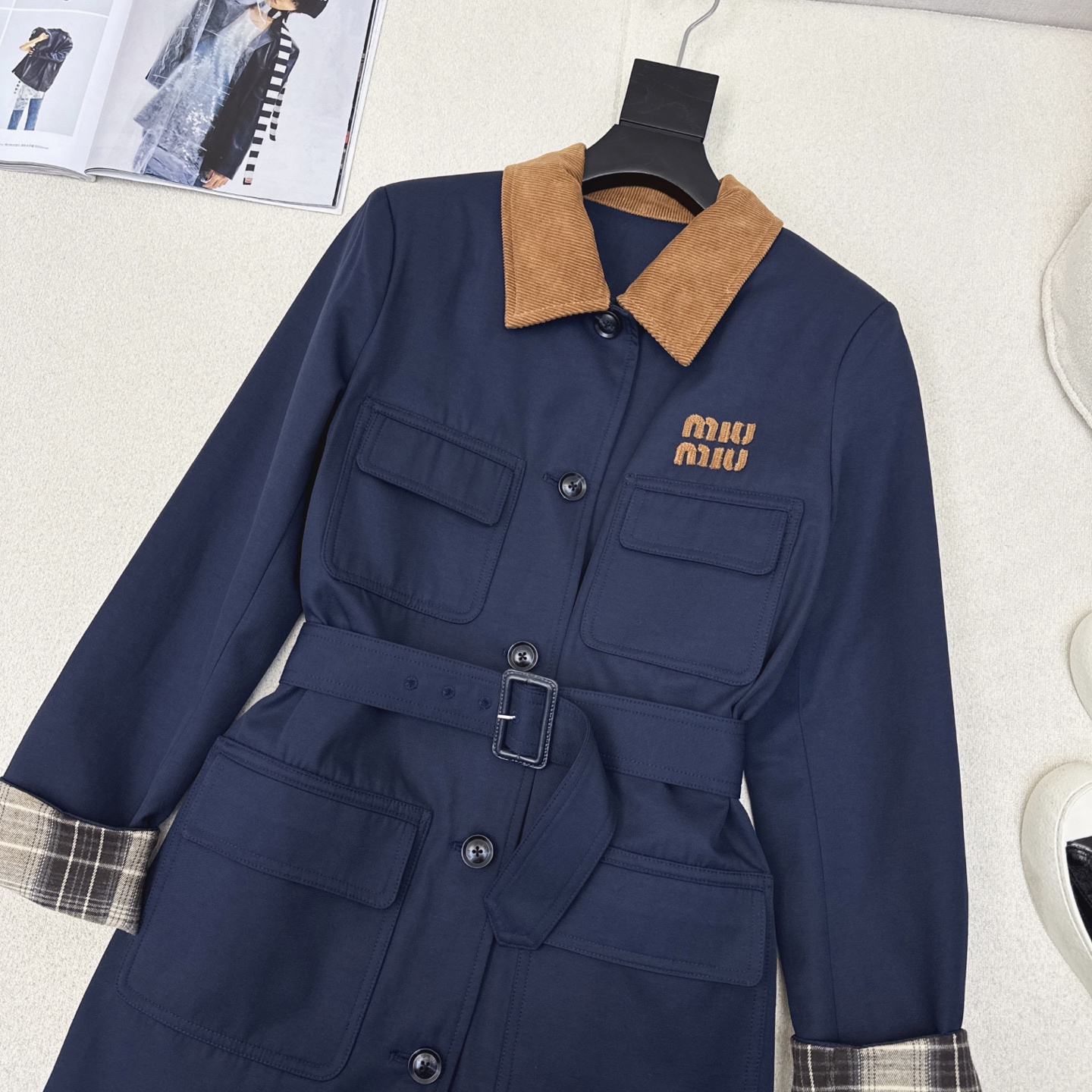 特价🉐️❗️现货齐码❗️不退不换❗️独家款 ～Miu 25Ss————早春最新款撞色灯芯绒翻领廓形风衣 