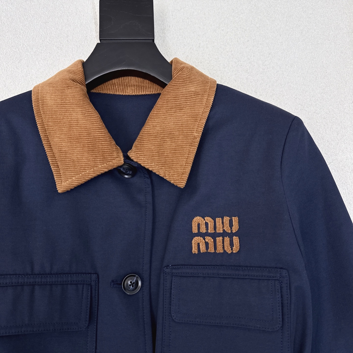 特价🉐️❗️现货齐码❗️不退不换❗️独家款 ～Miu 25Ss————早春最新款撞色灯芯绒翻领廓形风衣 