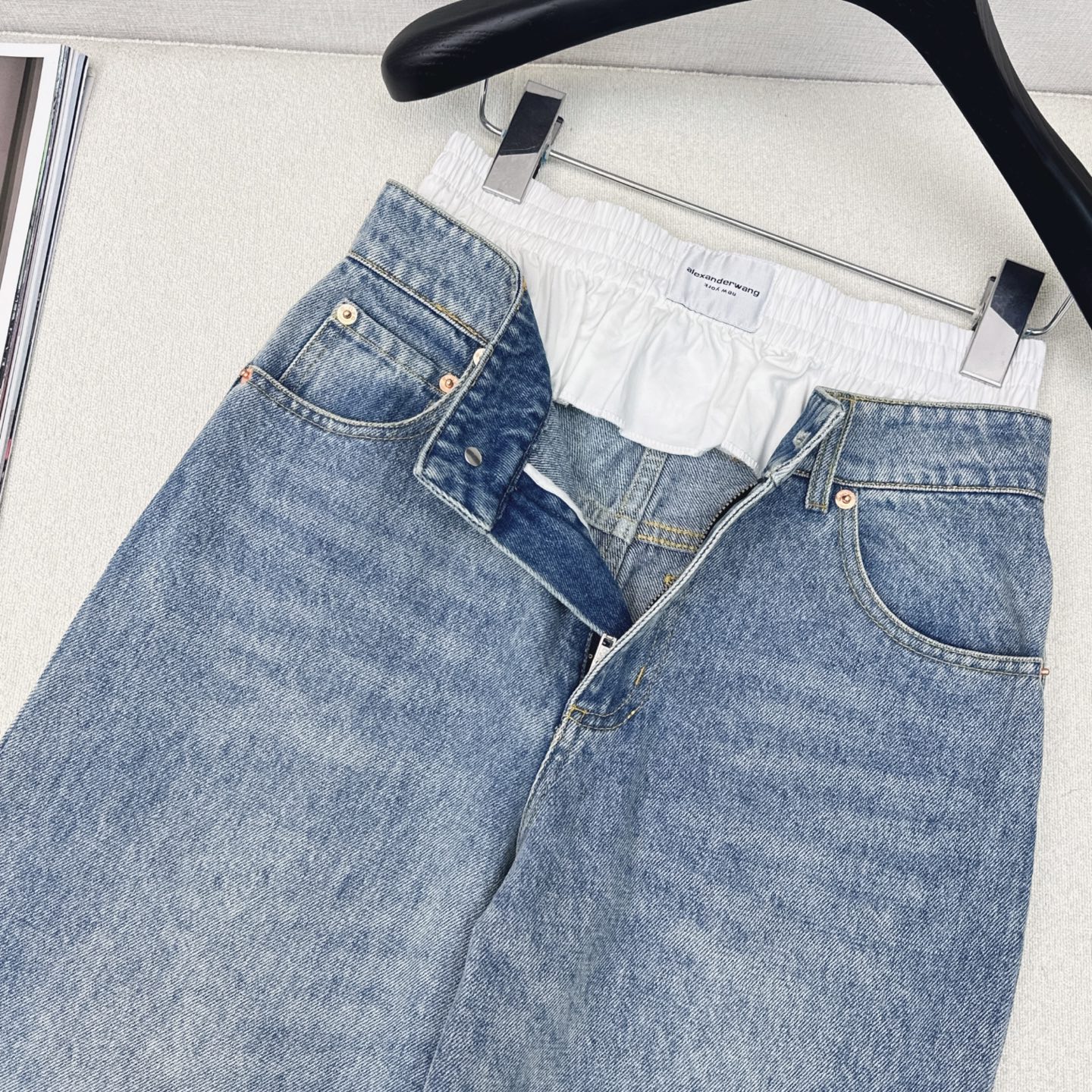 特价🉐️❗️现货齐码❗️不退不换❗️独家款 ～AW 25Ss———春夏最新款假两件拼接装饰牛仔裤 🖤拼卫