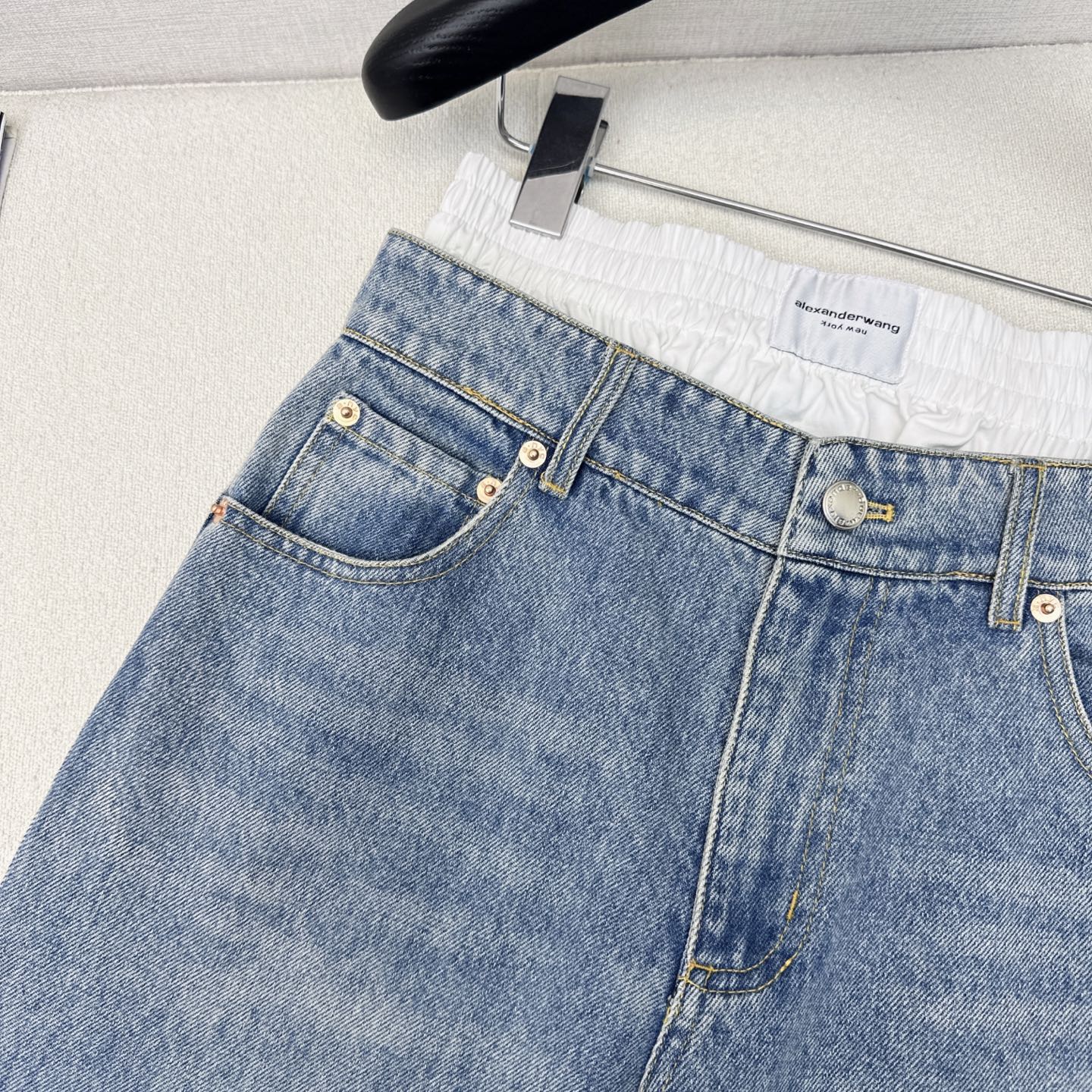 特价🉐️❗️现货齐码❗️不退不换❗️独家款 ～AW 25Ss———春夏最新款假两件拼接装饰牛仔裤 🖤拼卫