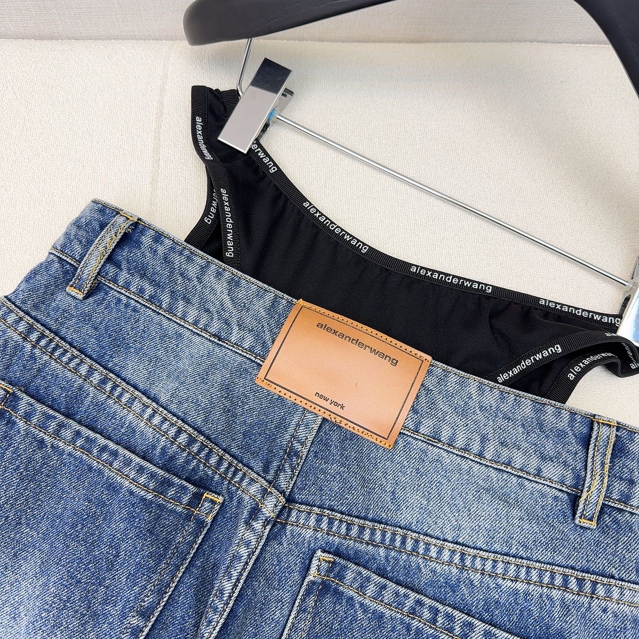 特价🉐️❗️现货齐码❗️不退不换❗️独家款 ～AW 25Ss———春夏最新款假两件拼接装饰牛仔裤 🖤拼卫