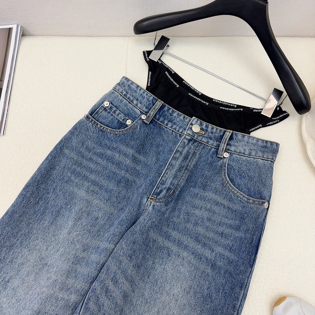 特价🉐️❗️现货齐码❗️不退不换❗️独家款 ～AW 25Ss———春夏最新款假两件拼接装饰牛仔裤 🖤拼卫