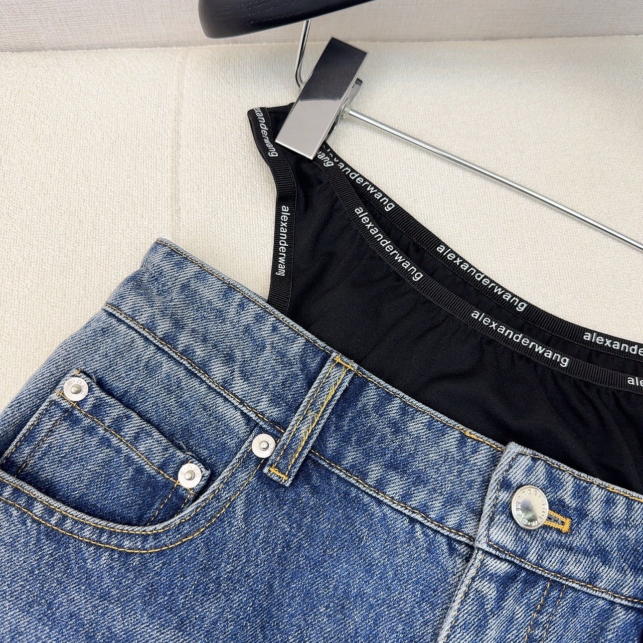 特价🉐️❗️现货齐码❗️不退不换❗️独家款 ～AW 25Ss———春夏最新款假两件拼接装饰牛仔裤 🖤拼卫