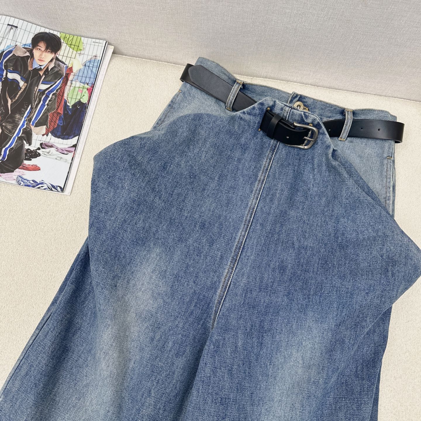 特价🉐️❗️现货齐码❗️不退不换❗️时髦感单品 Loe 25Ss————春夏最新款配送腰带设计感牛仔裤🩵