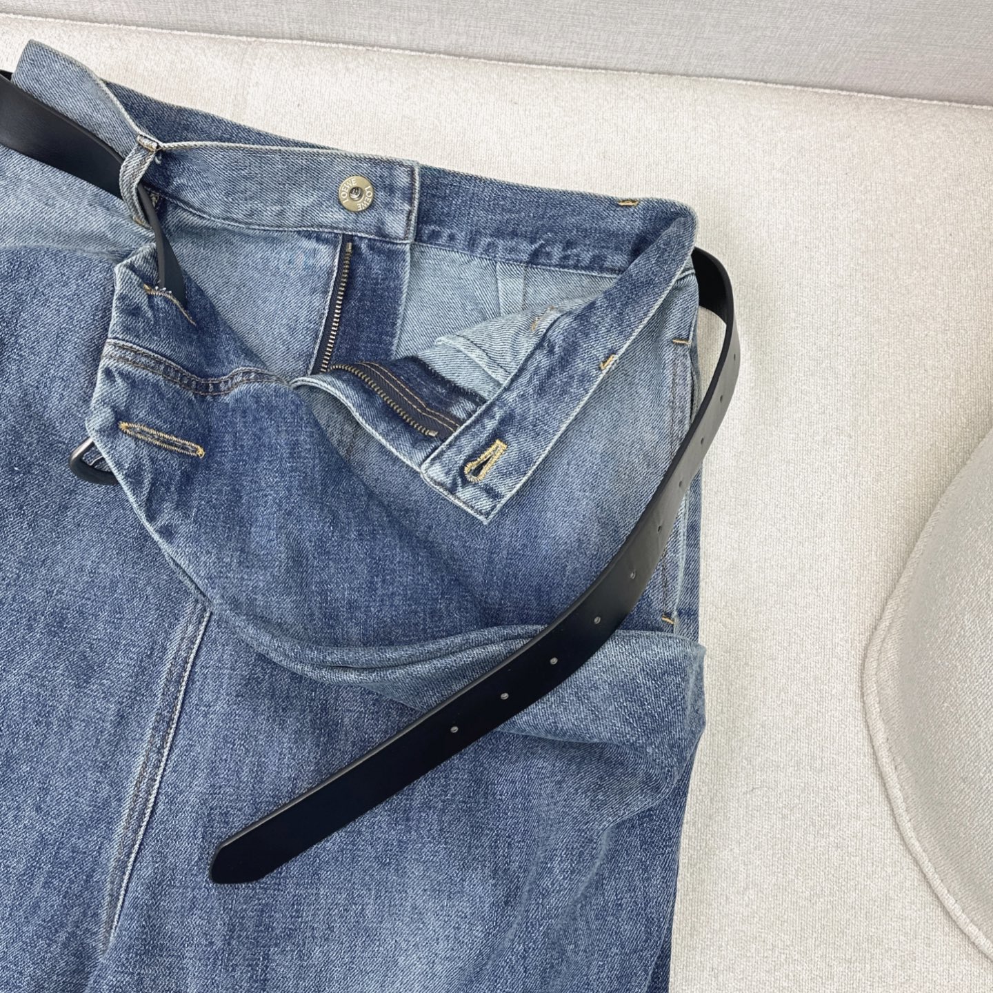 特价🉐️❗️现货齐码❗️不退不换❗️时髦感单品 Loe 25Ss————春夏最新款配送腰带设计感牛仔裤🩵