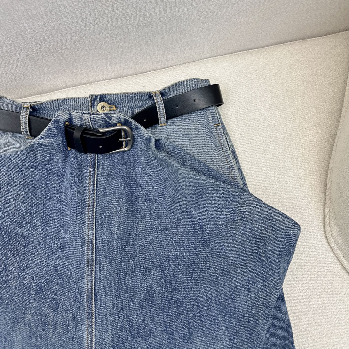 特价🉐️❗️现货齐码❗️不退不换❗️时髦感单品 Loe 25Ss————春夏最新款配送腰带设计感牛仔裤🩵