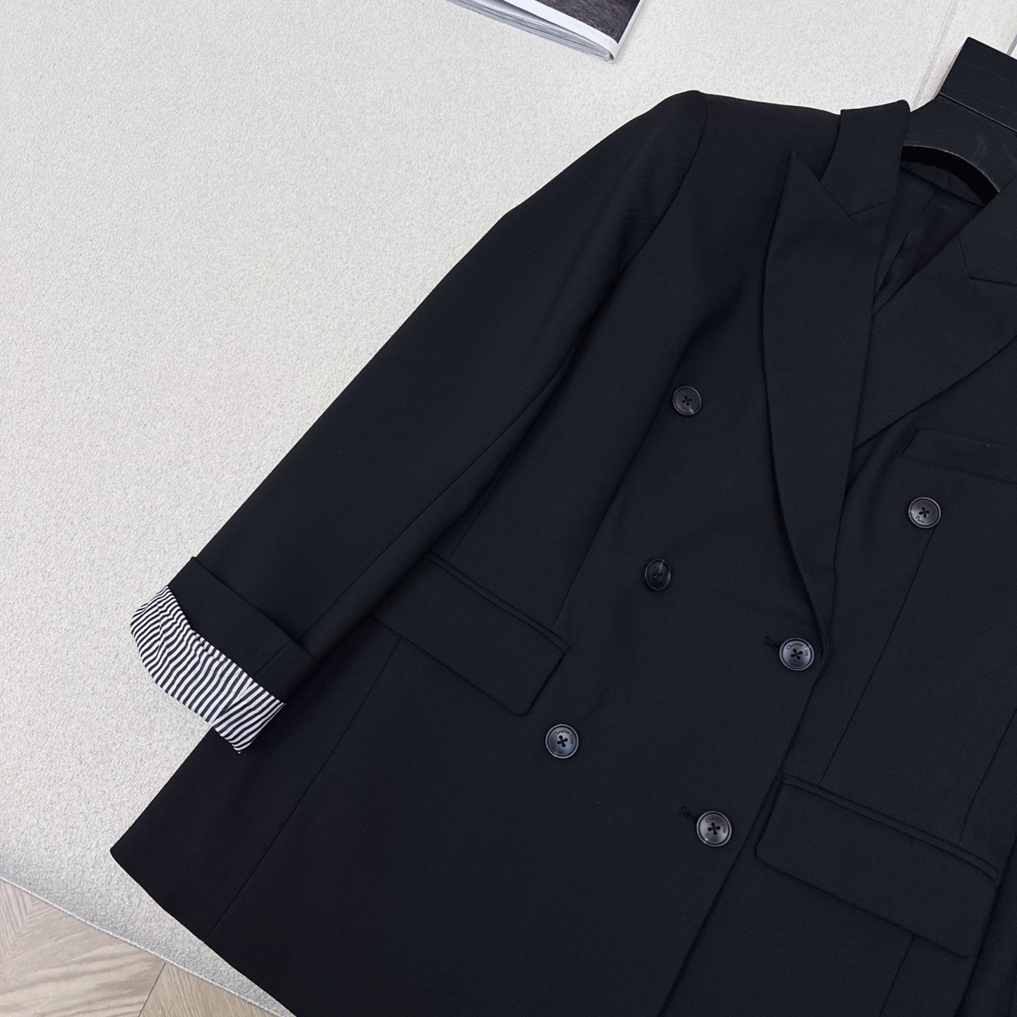 特价🉐️❗️现货齐码❗️不退不换❗️高级极简风 CD ————最新款双排扣西装外套🖤百搭黑色系 适用于各