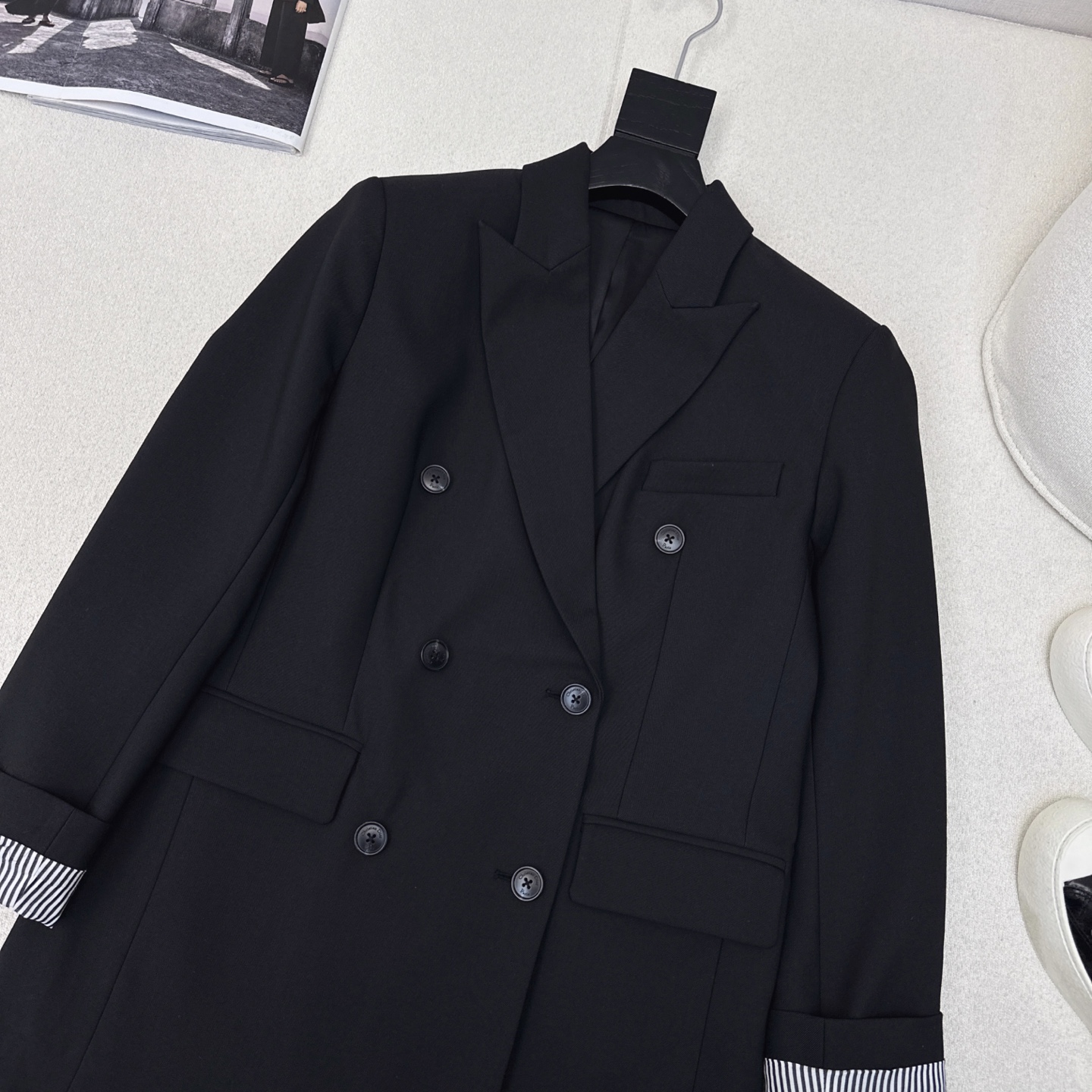 特价🉐️❗️现货齐码❗️不退不换❗️高级极简风 CD ————最新款双排扣西装外套🖤百搭黑色系 适用于各