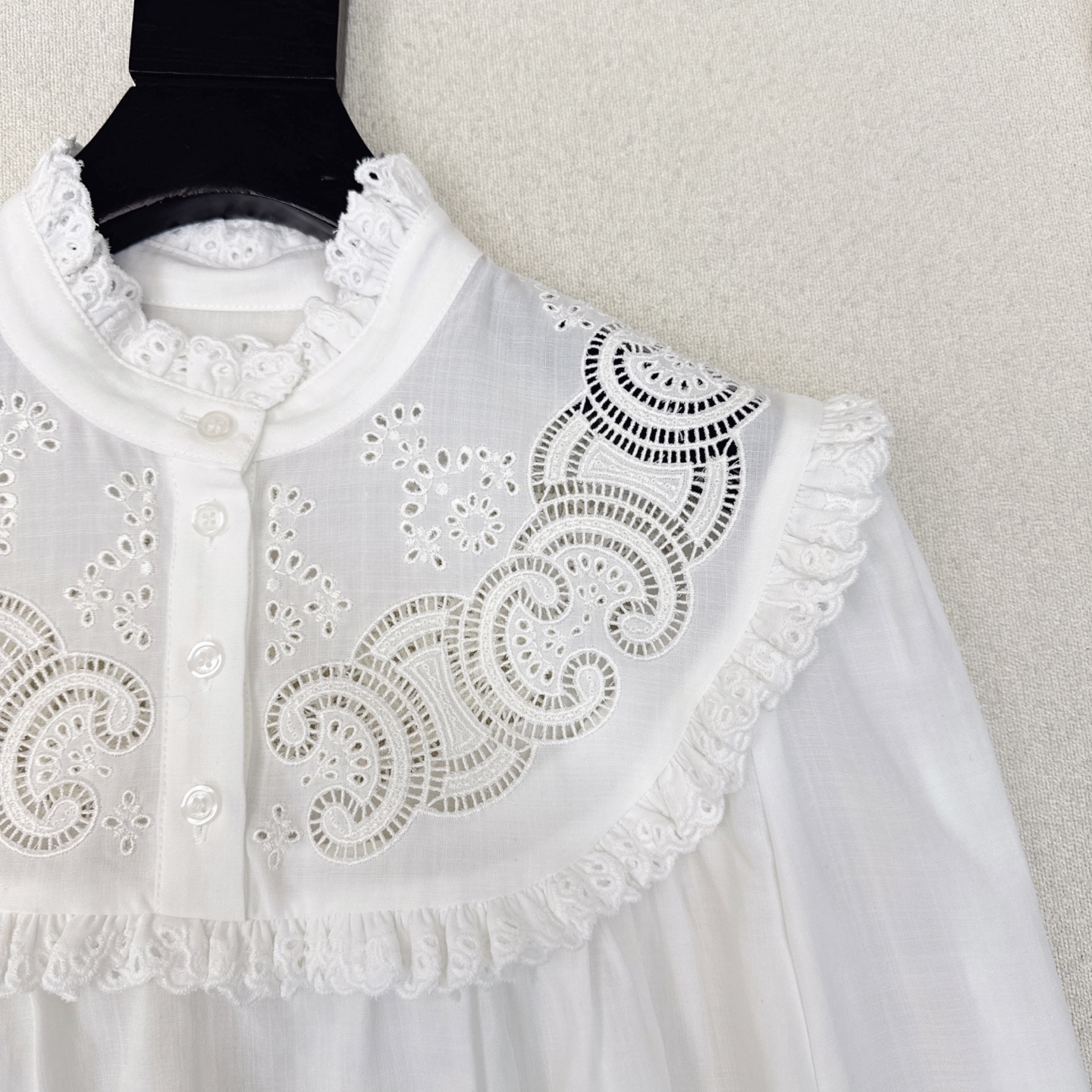 特价🉐️❗️现货齐码❗️不退不换❗️独家款～CE 25ss———春夏新品 重工花边小立领棉麻衬衫 🤍复古