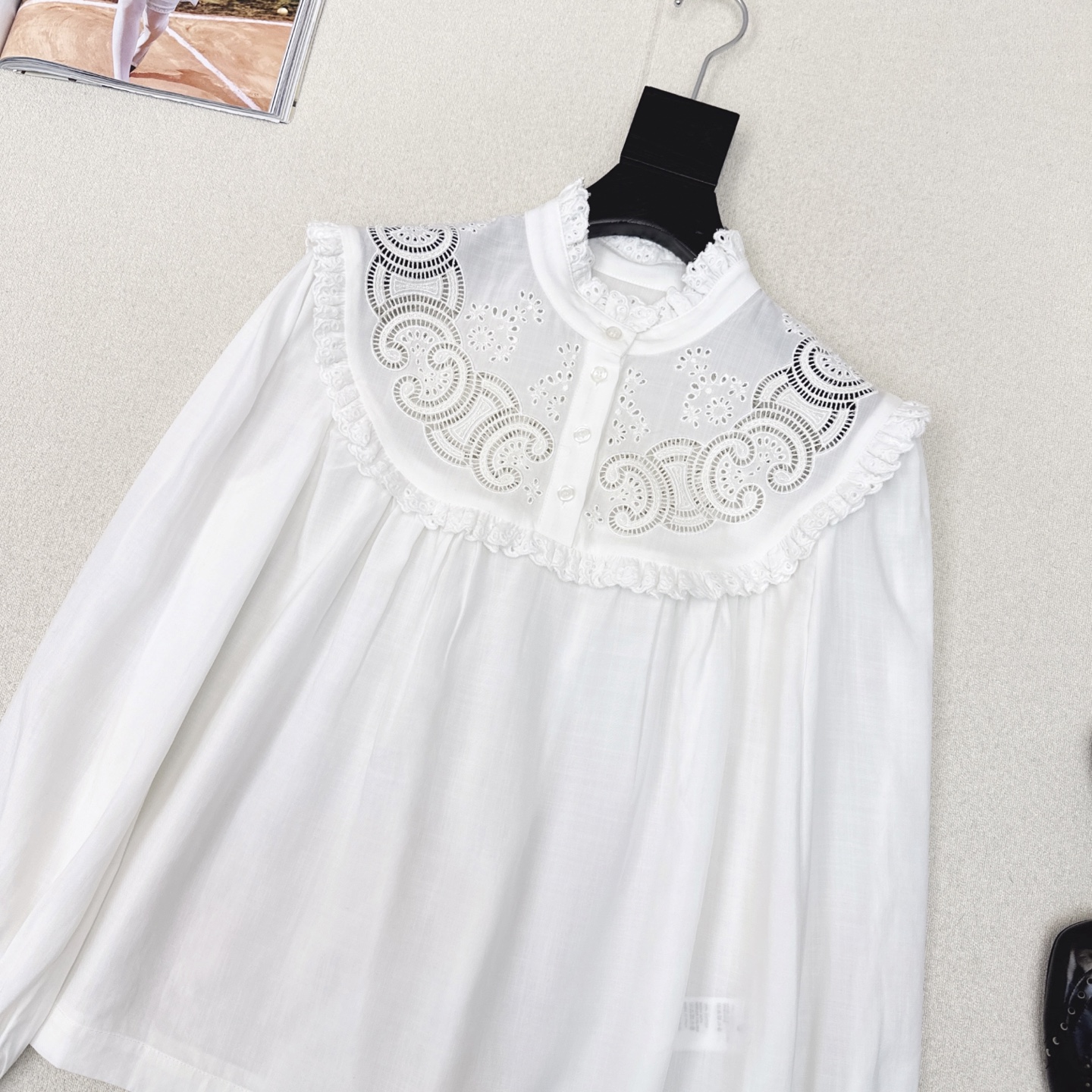 特价🉐️❗️现货齐码❗️不退不换❗️独家款～CE 25ss———春夏新品 重工花边小立领棉麻衬衫 🤍复古