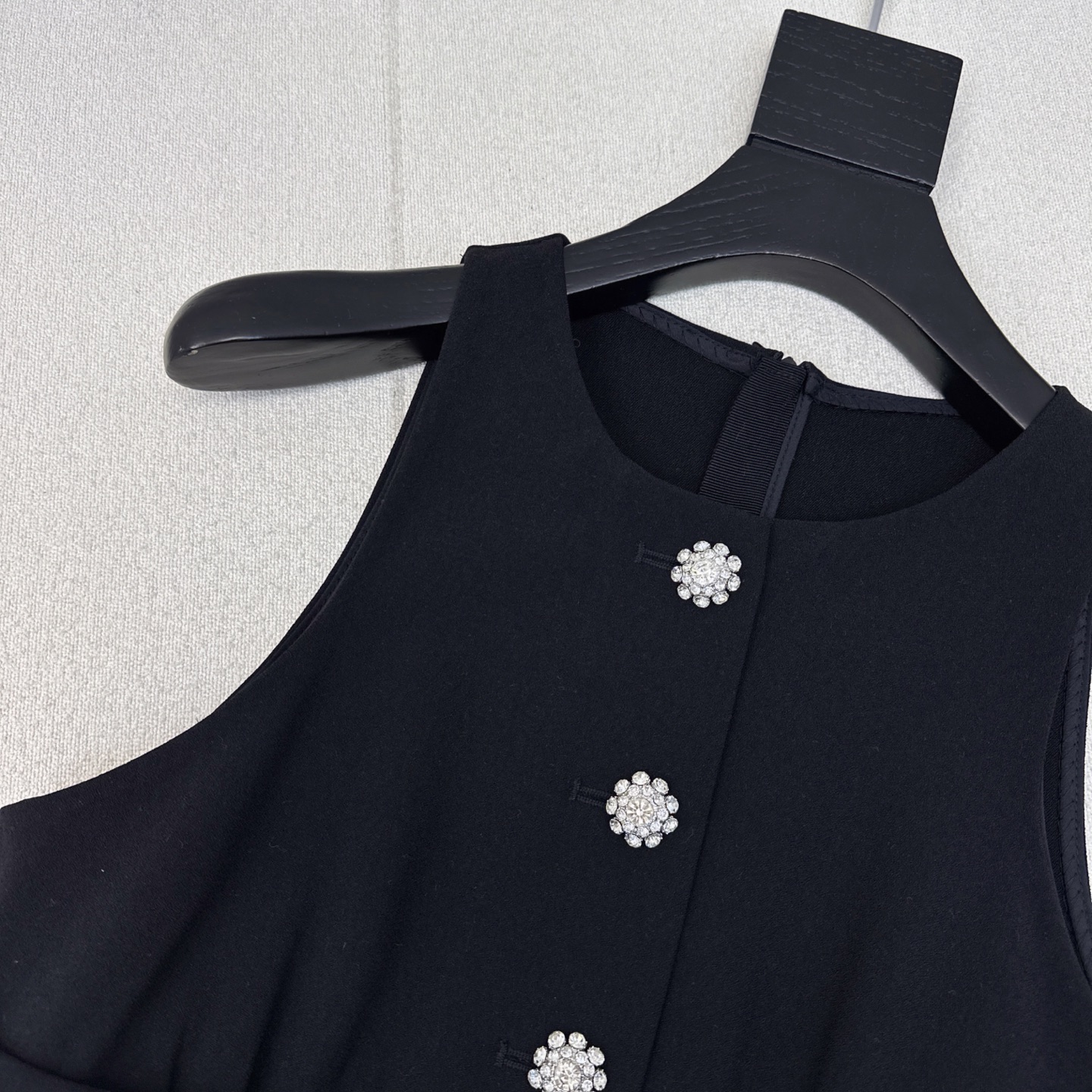 特价🉐️ ❗️现货齐码❗️不退不换❗️韩星同款 PD 25Ss————早春最新款钻扣装饰无袖背心连衣裙 