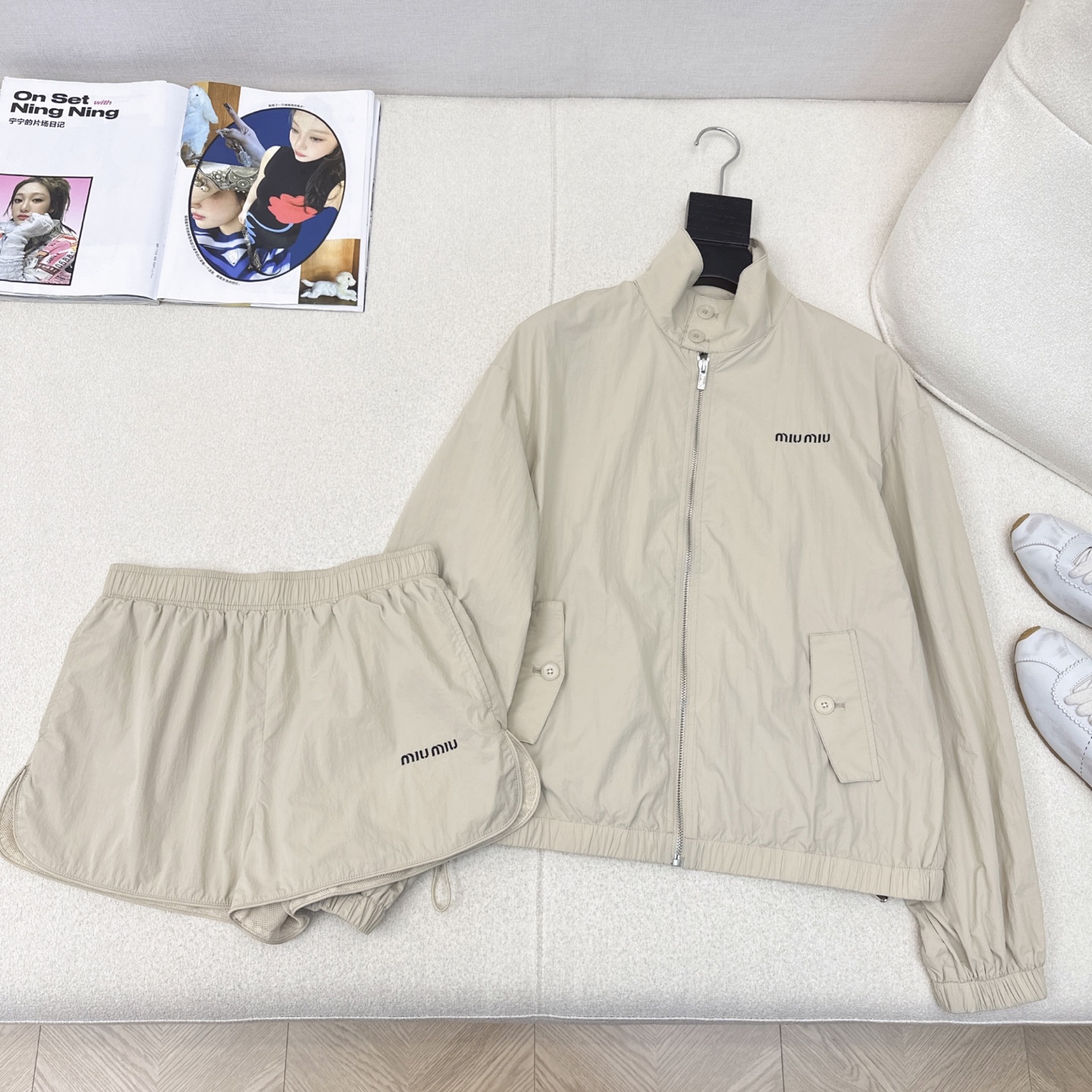 特价🉐️一套❗️现货齐码❗️不退不换❗️时髦有范儿～ Miu 25Ss————春夏最新款休闲防晒风衣套装