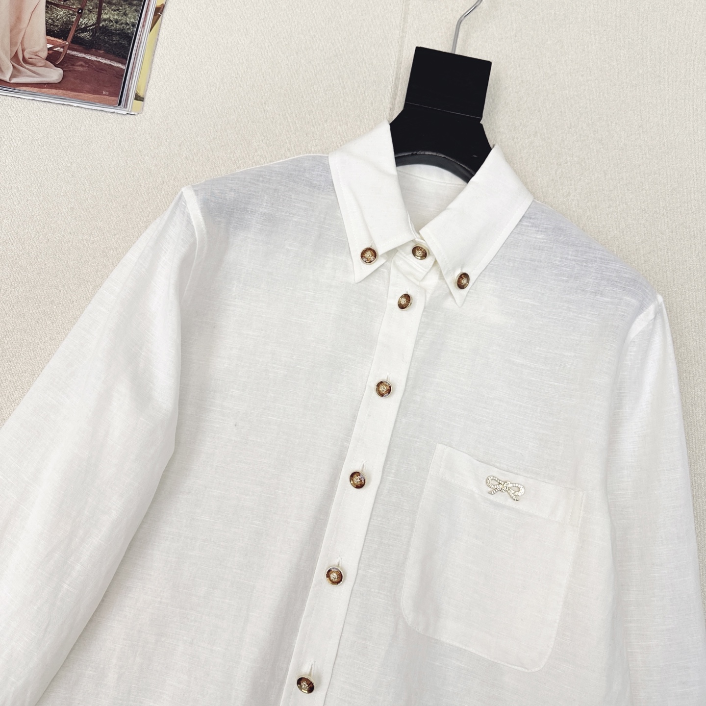 特价🉐️❗️现货齐码❗️不退不换❗️老钱风高阶通勤 C家 25Ss————春夏最新款定制五金装饰亚麻衬衫