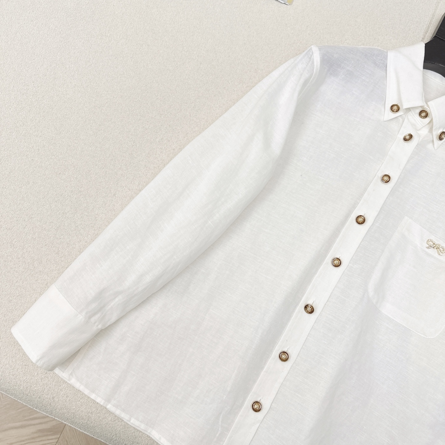 特价🉐️❗️现货齐码❗️不退不换❗️老钱风高阶通勤 C家 25Ss————春夏最新款定制五金装饰亚麻衬衫