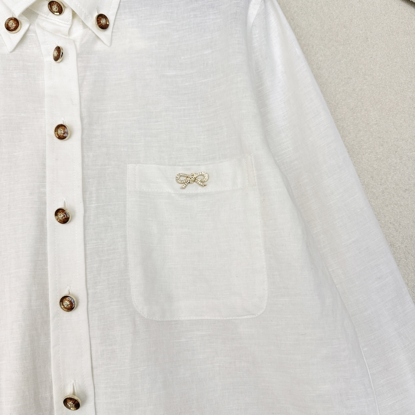 特价🉐️❗️现货齐码❗️不退不换❗️老钱风高阶通勤 C家 25Ss————春夏最新款定制五金装饰亚麻衬衫