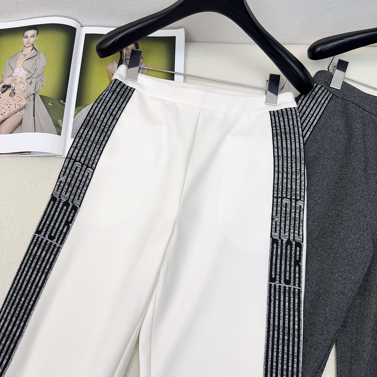 特价🉐️❗️现货齐码❗️不退不换❗️爆单款推荐 CD 25Ss———春夏最新款帅气时髦马甲套装🖤经典双排