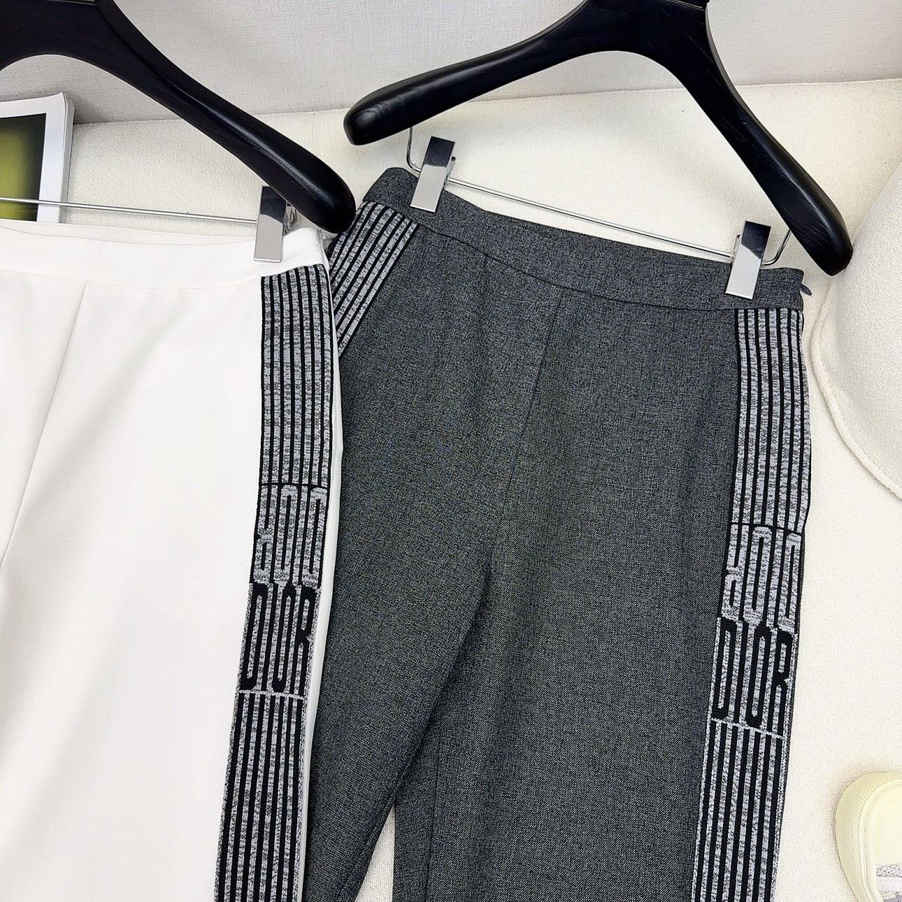 特价🉐️❗️现货齐码❗️不退不换❗️爆单款推荐 CD 25Ss———春夏最新款帅气时髦马甲套装🖤经典双排