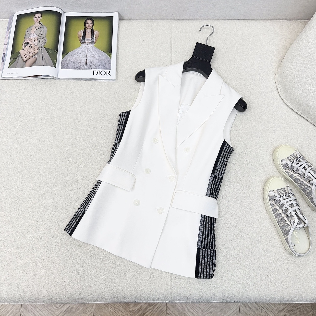 特价🉐️❗️现货齐码❗️不退不换❗️爆单款推荐 CD 25Ss———春夏最新款帅气时髦马甲套装🖤经典双排
