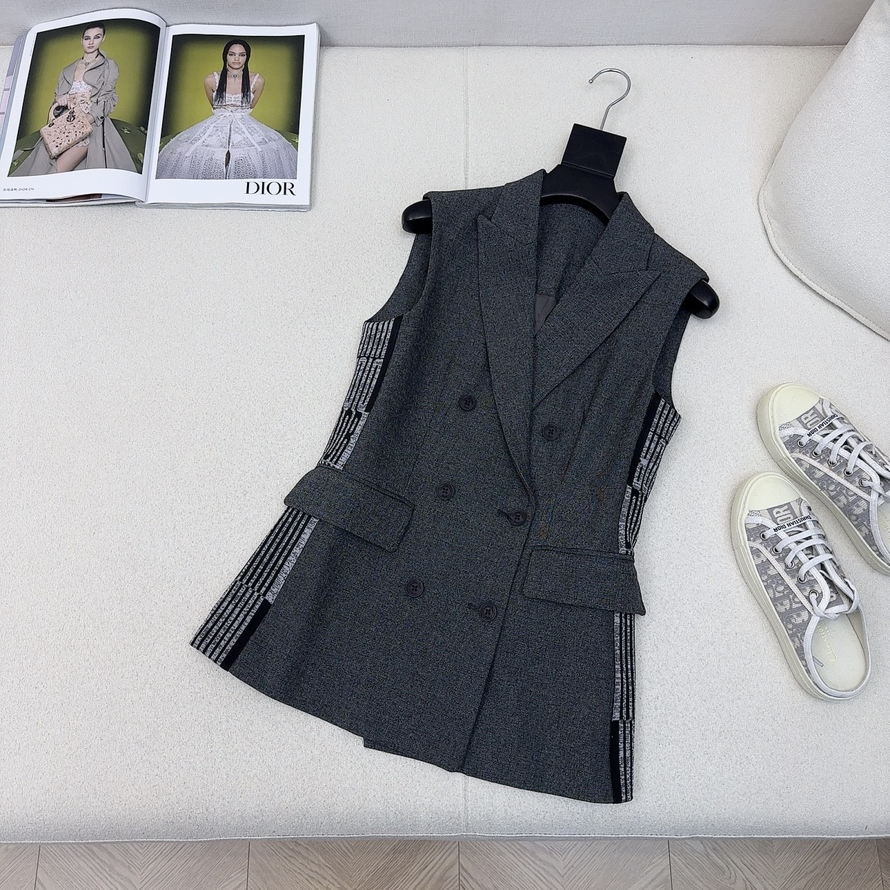 特价🉐️❗️现货齐码❗️不退不换❗️爆单款推荐 CD 25Ss———春夏最新款帅气时髦马甲套装🖤经典双排