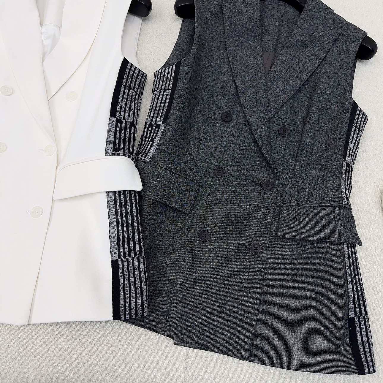 特价🉐️❗️现货齐码❗️不退不换❗️爆单款推荐 CD 25Ss———春夏最新款帅气时髦马甲套装🖤经典双排