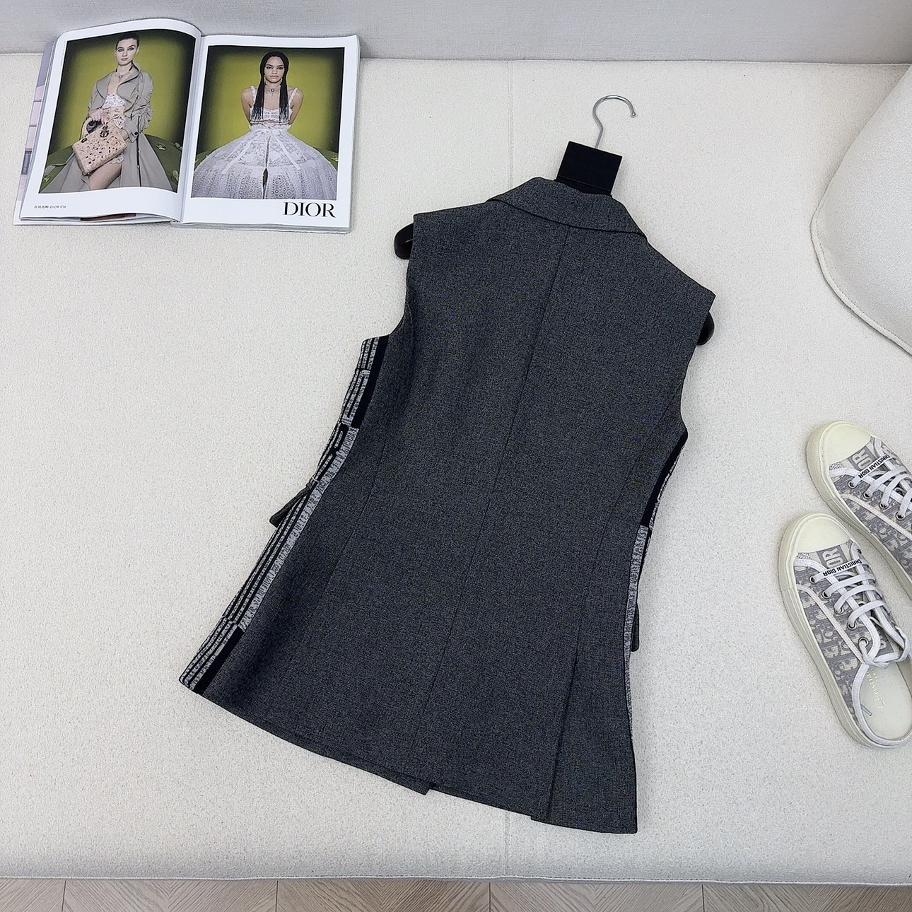 特价🉐️❗️现货齐码❗️不退不换❗️爆单款推荐 CD 25Ss———春夏最新款帅气时髦马甲套装🖤经典双排