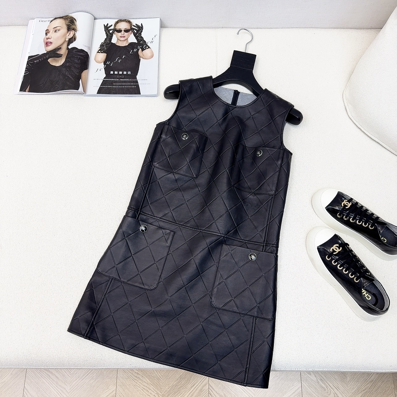 “First-Class Female Suit with Coco Girl Style in White Rich-Mi’s 25Ss Collection”