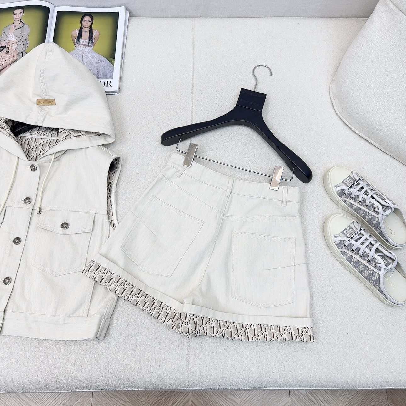 特价🉐️❗️现货齐码❗️不退不换❗️CD 25Ss————春夏最新款MissD春夏新品米色连帽马甲夹克外