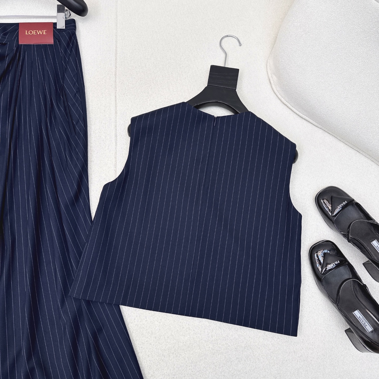 特价🉐️ ❗️现货齐码❗️不退不换❗️Loe 25Ss————春夏最新款褶皱系列条纹套装🖤无袖马甲+lo