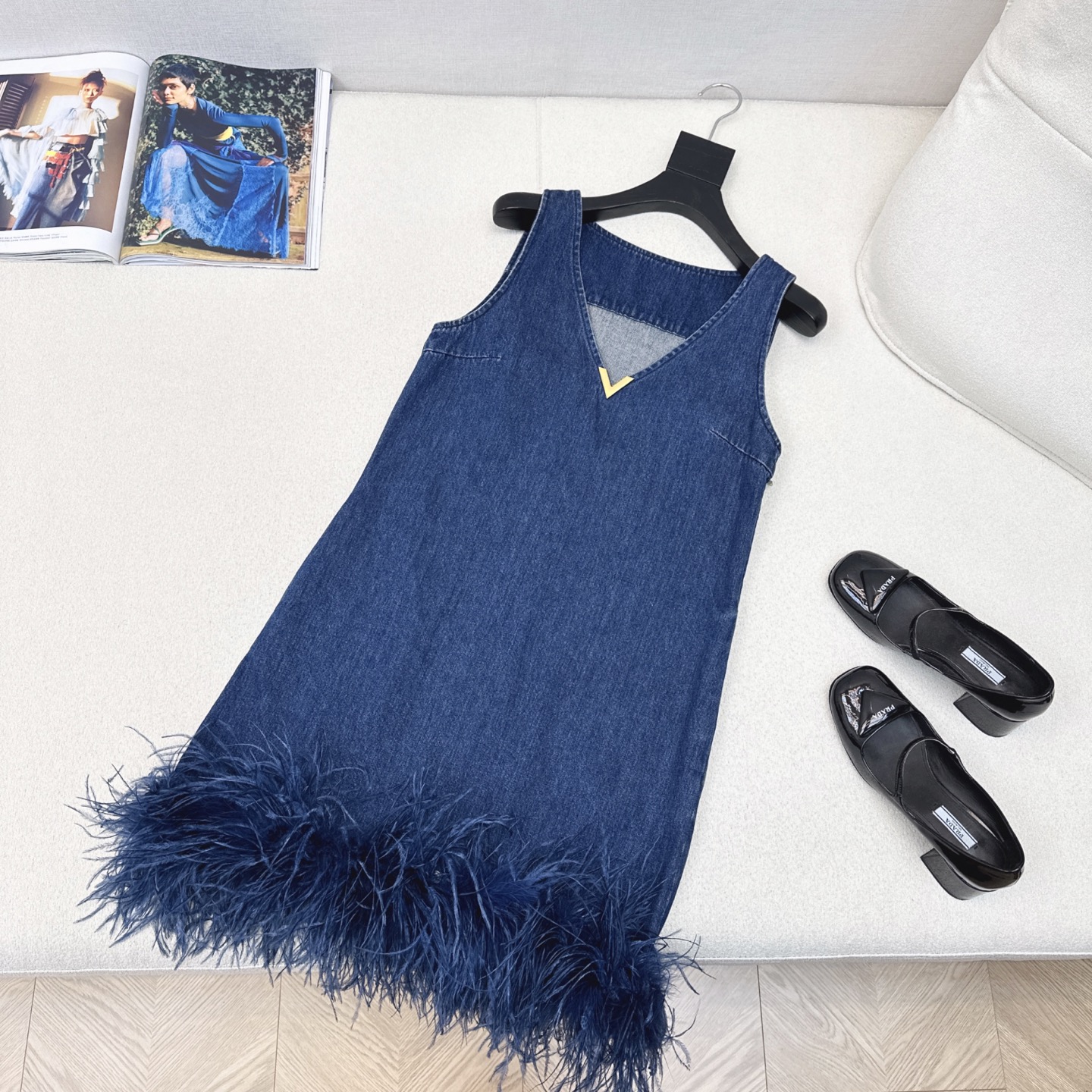 特价🉐️ ❗️现货齐码❗️不退不换❗️重磅款～VLTN 25Ss————春夏最新款可拆卸鸵鸟毛拼接牛仔小