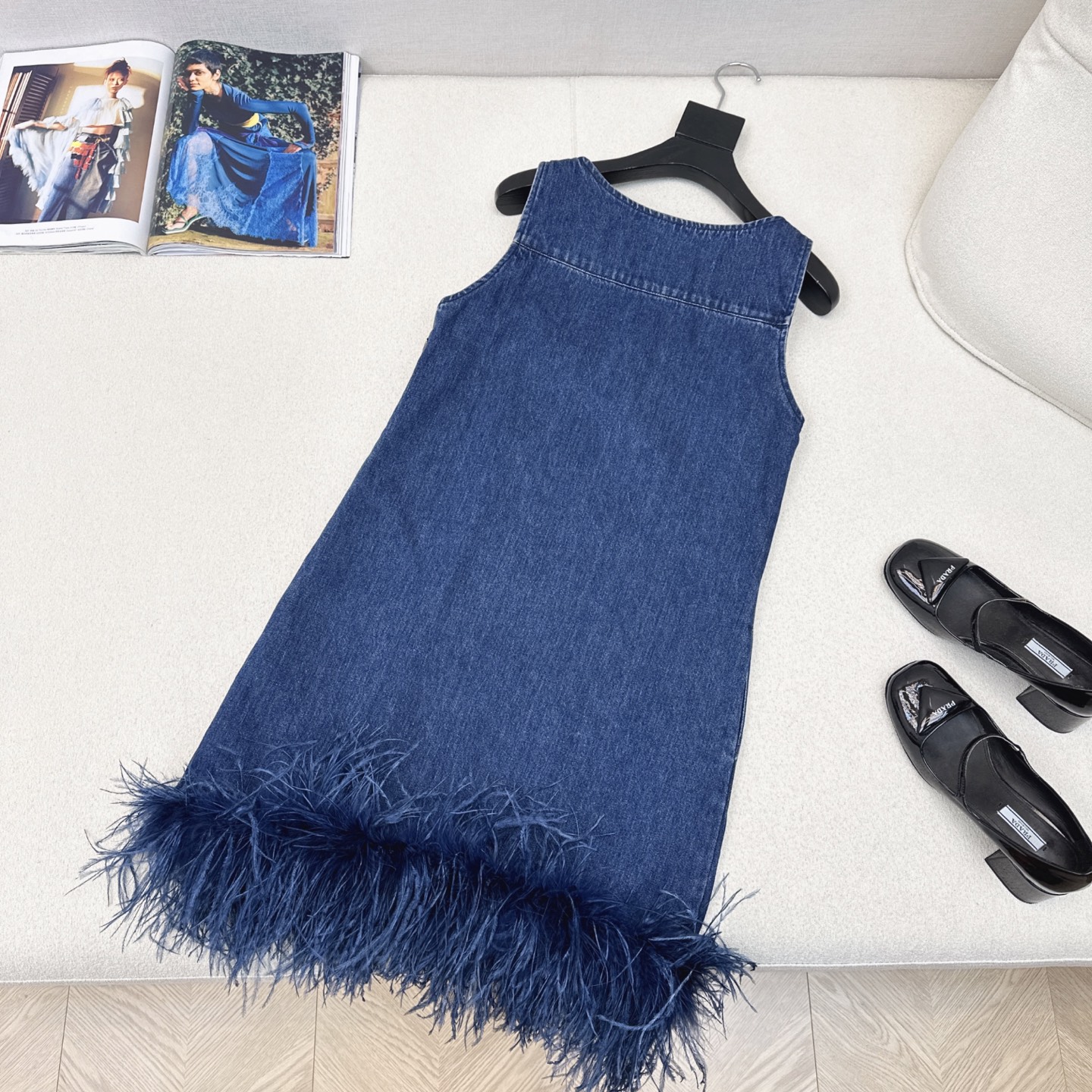 特价🉐️ ❗️现货齐码❗️不退不换❗️重磅款～VLTN 25Ss————春夏最新款可拆卸鸵鸟毛拼接牛仔小