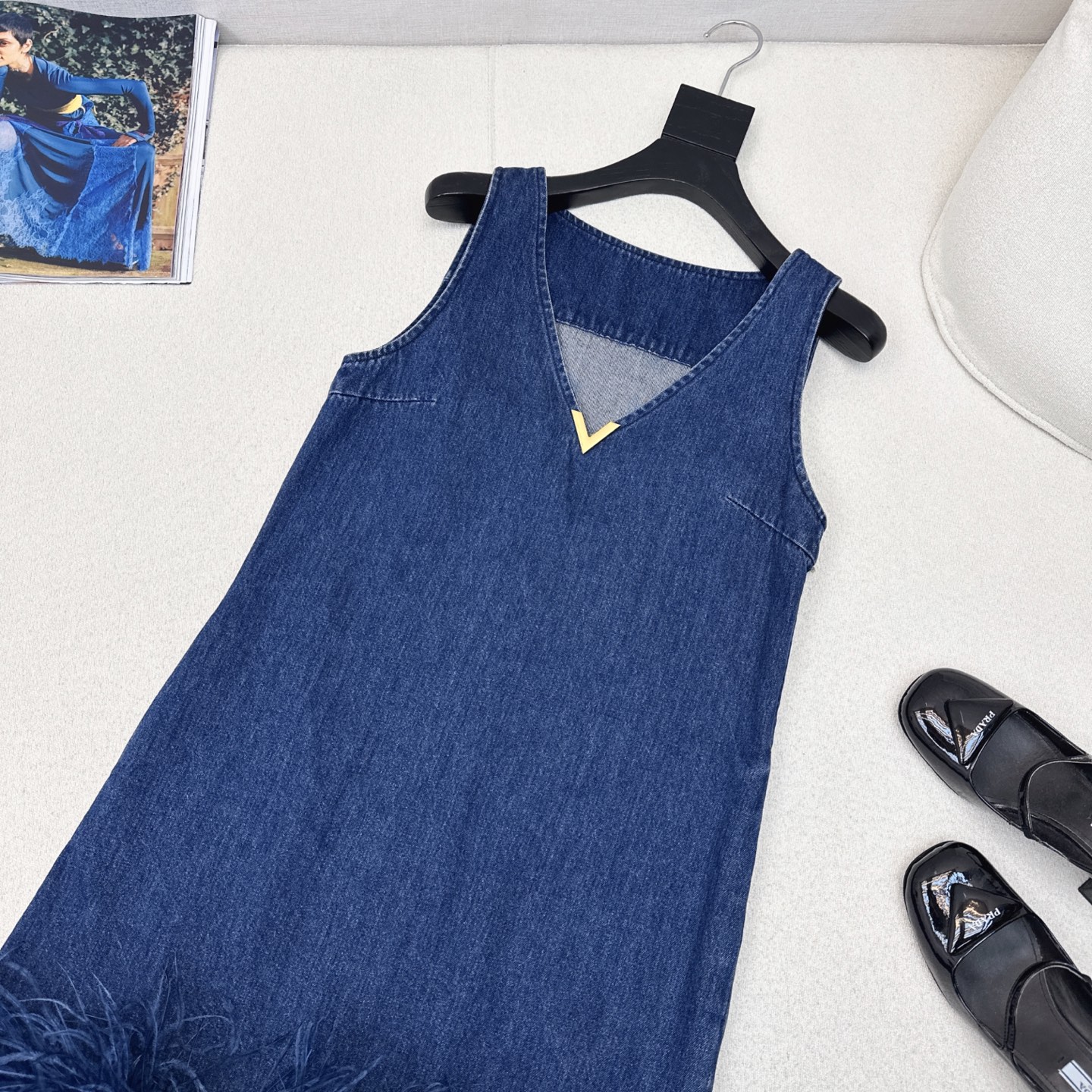 特价🉐️ ❗️现货齐码❗️不退不换❗️重磅款～VLTN 25Ss————春夏最新款可拆卸鸵鸟毛拼接牛仔小