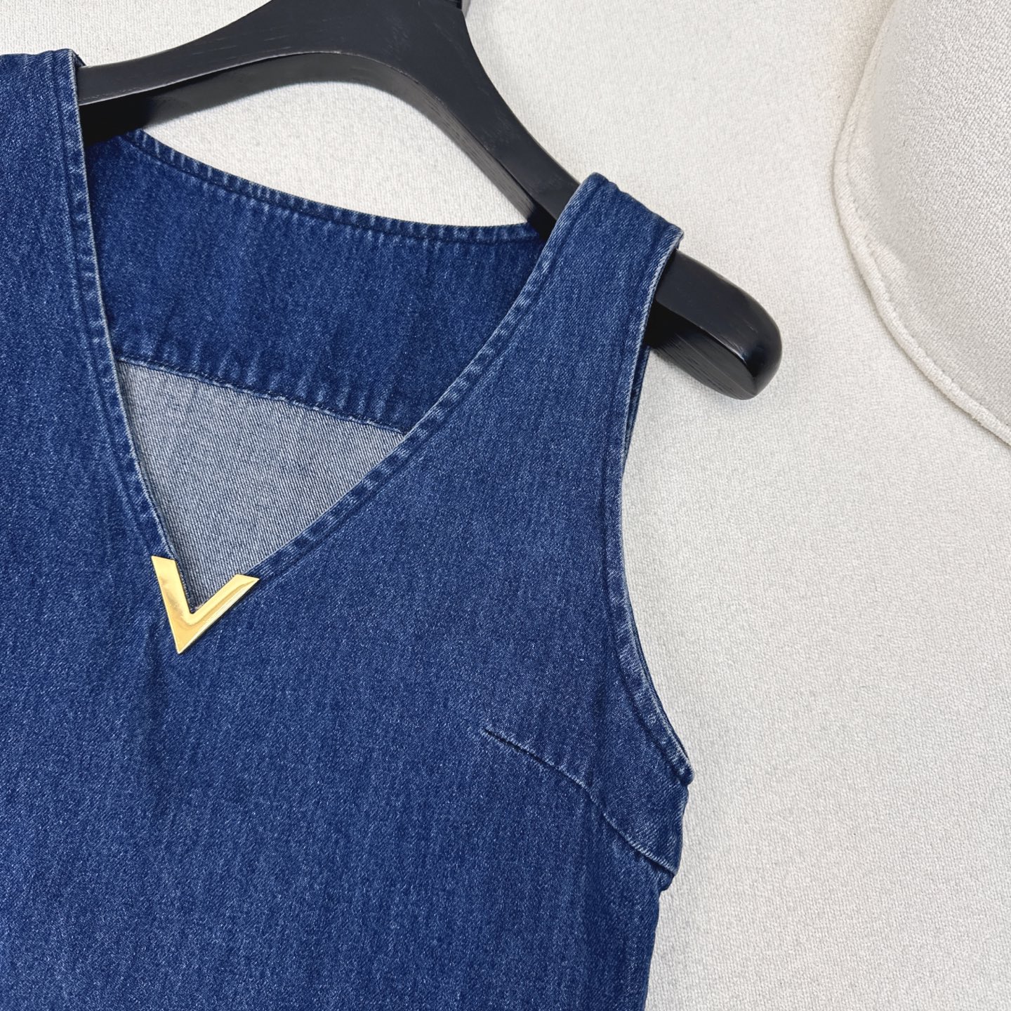 特价🉐️ ❗️现货齐码❗️不退不换❗️重磅款～VLTN 25Ss————春夏最新款可拆卸鸵鸟毛拼接牛仔小