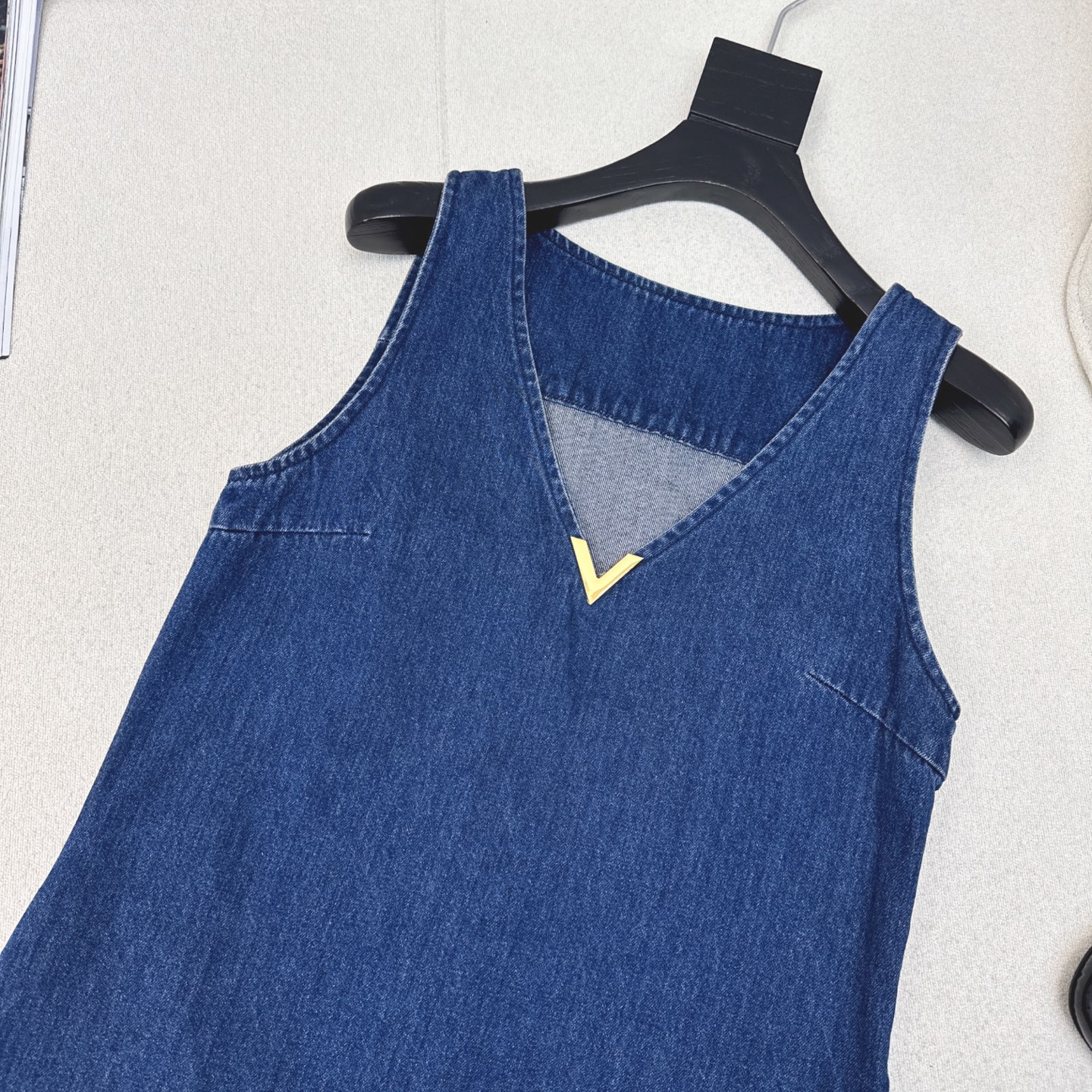 特价🉐️ ❗️现货齐码❗️不退不换❗️重磅款～VLTN 25Ss————春夏最新款可拆卸鸵鸟毛拼接牛仔小